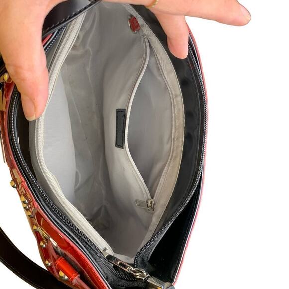 Beijo Classic Celebrity Appeal Lipstick Red Vinyl Shoulder Bag - Picture 9 of 16